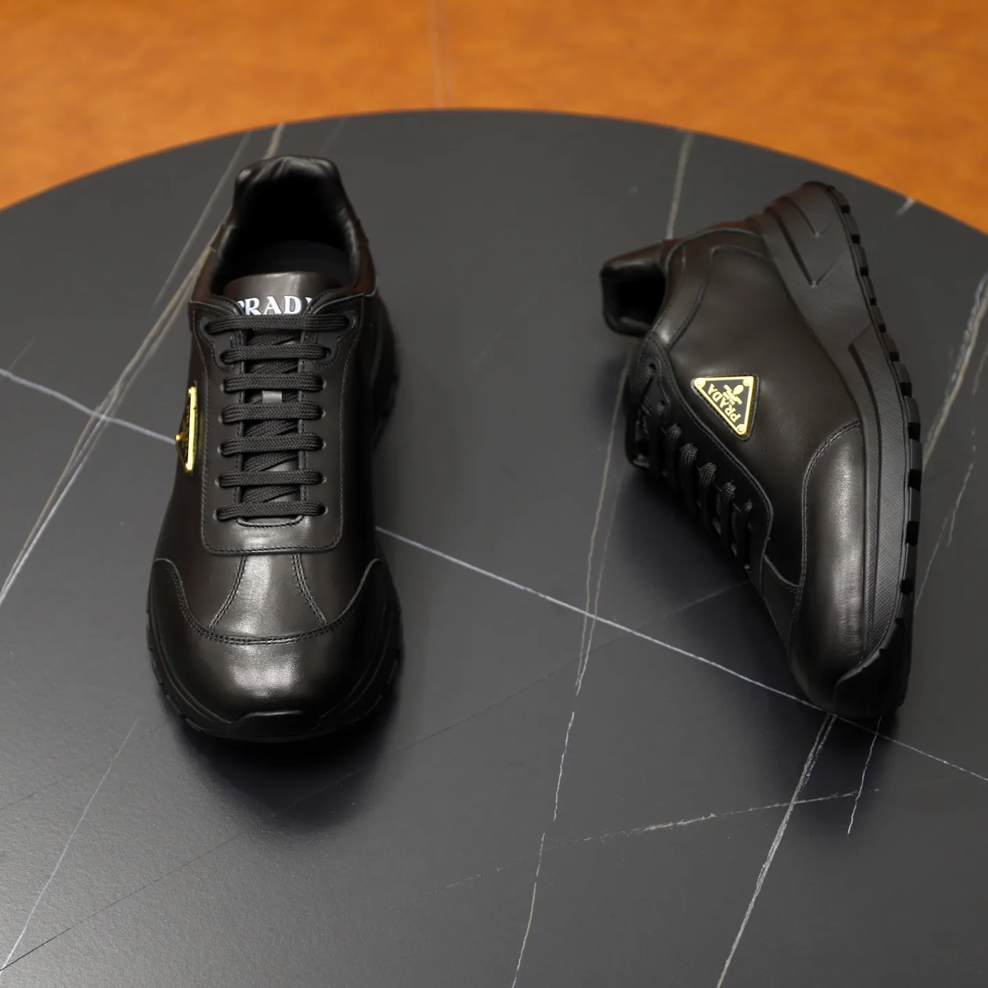 Factory price: 760💰Top original order Brand: PRADA (Prada) Standard code: Men's size 38/44 (45 can be customized) Grade: Same as the official website Material: Original cowhide stitching imported cowhide lining Original combination two-color wear-resistant soft outsole Style category: Leisure and sports version Young fashion European and American trend British style Color: Real picture color